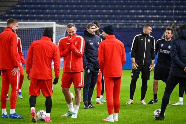 Media activities R Antwerp FC - Champions League 27 11 2023 HAMBURG, GERMANY - NOVEMBER 27 : Marc van Bommel and team pictured during a training session prior to the UEFA Champions League match between FC Shaktar Donetsk and Royal Antwerp FC on November 27, 2023 in Hamburg, Germany, 27 11 2023 Hamburg Germany  Copyright: xPeterxDexVoechtx