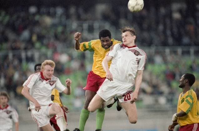Archivbilder der Woche SPORT KW48 Bari, Italy. Soviet defender Sergei Gorlukovich (R) fight for a ball during the match between the USSR and Cameroon national teams, which ended with the score 4:0, in the final stage of the group stage of the 1990 FIFA World Cup, WM, Weltmeisterschaft, Fussball at the San Nicola stadium. Igor Utkin TASS  17629236