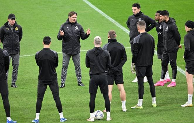 November 27, 2023, Milan, Italy: Borussia Dortmund™s head coach Edin Terzi? (C) speaks to his players during a training session at the Giuseppe Meazza stadium in MIlan, Italy, 27 Novembre 2023. Dortmund will play against AC MIlan on 28 Nvvembre in their UEFA Champions League group F soccer match. ANSA DANIEL DAL ZENNARO Borussia Dortmund training session  - ZUMAa110 20231127_zaf_a110_015 Copyright: xDanielxDalxZennarox