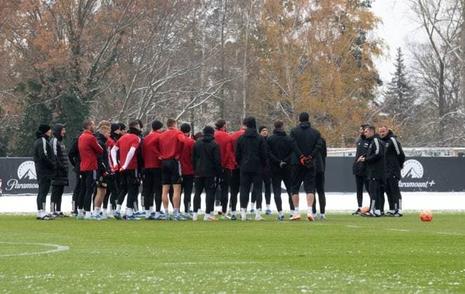 Football, Men, Season 2023 2024, Champions League, Training of 1 FC Union Berlin at Stadion An der Alten Försterei the day before the match against SC Braga, Coach Nenad Bjelica 1 FC Union Berlin speaks to the team, 28 10 2023, Copyright: xSebastianxRäppold MatthiasxKochx
