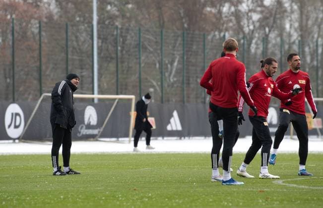 Football, Men, Season 2023 2024, Champions League, Training of 1 FC Union Berlin at the stadium An der Alten Försterei the day before the match against SC Braga, from left coach Nenad Bjelica 1 FC Union Berlin , Aljoscha Kemlein 1 FC Union Berlin , Christopher Trimmel 1 FC Union Berlin , Rani Khedira 1 FC Union Berlin , 28 10 2023, Copyright: xSebastianxRäppold MatthiasxKochx