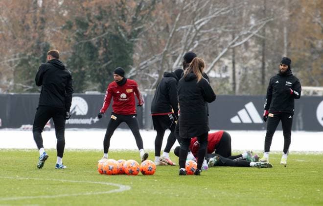 Football, Men, Season 2023 2024, Champions League, Training of 1 FC Union Berlin at the stadium An der Alten Försterei the day before the match against SC Braga, from l Lucas Tousart 1 FC Union Berlin , Janik Haberer 1 FC Union Berlin , Jerome Roussillon 1 FC Union Berlin , Co Coach Marie Louise Eta 1 FC Union Berlin , Robin Gosens 1 FC Union Berlin , Aissa Laidouni 1 FC Union Berlin , 28 10 2023, Copyright: xSebastianxRäppold MatthiasxKochx