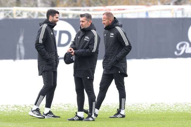 DEU, DFL, 1 FBL, 1 FC Union, Training, 28 11 2023, Stadion Alte Foersterei, Berlin, DEU, DFL, 1 FBL, 1 FC Union, Training, in the picture Head Coach Nenad Bjelica 1 FC Union Berlin with his son, Co Coach Danijel Jumic 1 FC Union Berlin DFL regulations prohibit any use of Photographs as image sequences and or quasi video Foto Juergen Engler nordphoto GmbH nordphotoxGmbHx xEngler nph00076