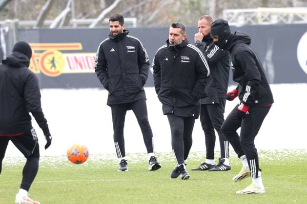 DEU, DFL, 1 FBL, 1 FC Union, Training, 28 11 2023, Stadion Alte Foersterei, Berlin, DEU, DFL, 1 FBL, 1 FC Union, Training, in the picture Head Coach Nenad Bjelica 1 FC Union Berlin with his son, Co Coach Danijel Jumic 1 FC Union Berlin DFL regulations prohibit any use of Photographs as image sequences and or quasi video Foto Juergen Engler nordphoto GmbH nordphotoxGmbHx xEngler nph00076