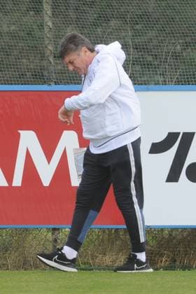 November 28, 2023, NAPOLI: Napoli s head coach Walter Mazzarri warm up during the team s training session in Castel Volturno, Italy, 28 November 2023. SSC Napoli will face Real Madrid in their UEFA Champions League group stage match on 29 November 2023. Naples 28 November ANSA CESARE ABBATE Training Ssc Napoli  - ZUMAa110 20231128_zaf_a110_001 Copyright: xCesarexAbbatex