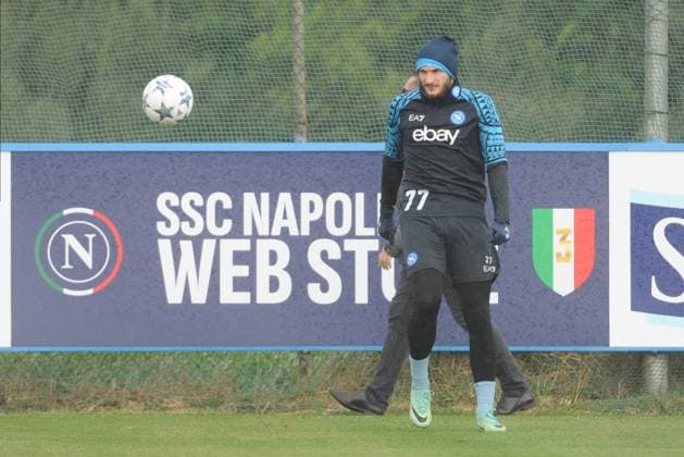 November 28, 2023, NAPOLI: Napoli s players warm up during the team s training session in Castel Volturno, Italy, 28 November 2023. SSC Napoli will face Real Madrid in their UEFA Champions League group stage match on 29 November 2023. Naples 28 November ANSA CESARE ABBATE Training Ssc Napoli  - ZUMAa110 20231128_zaf_a110_003 Copyright: xCesarexAbbatex