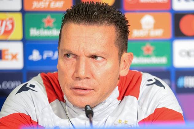 27 11 2023, Bern, Stadion Wankdorf, Crvena Zvezda practice, head coach Barak Bakhar Bern Stadion Wankdorf Bern Switzerland Copyright: xJustPictures.ch LuigixRizzox jp-en-LuRi-LR2_3779 20231127