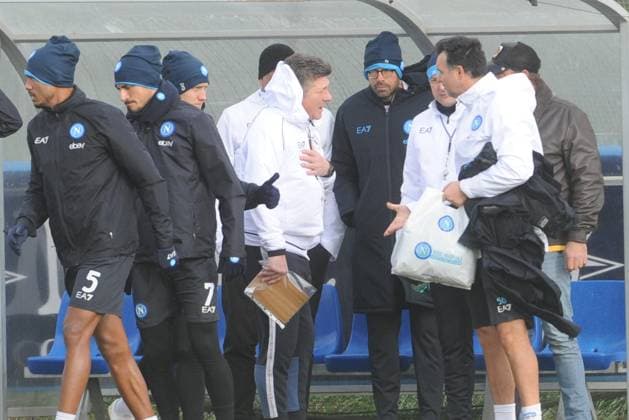November 28, 2023, NAPOLI: Napoli s head coach Walter Mazzarri (C) warm up during the team s training session in Castel Volturno, Italy, 28 November 2023. SSC Napoli will face Real Madrid in their UEFA Champions League group stage match on 29 November 2023. Naples 28 November ANSA CESARE ABBATE Training Ssc Napoli  - ZUMAa110 20231128_zaf_a110_006 Copyright: xCesarexAbbatex