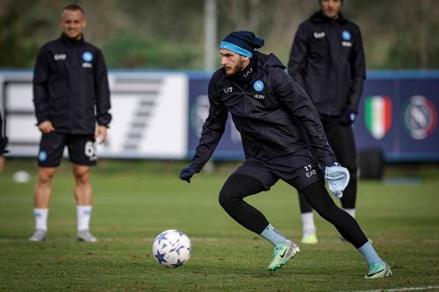Italy: training session SSC Napoli SSC Napoli™s forward Khvicha Kvaratskhelia during training ahead of the UEFA Champions League match against Real Madrid at the Konami Center on 28 November 2023, in Castel Volturno, Italy. ABPH6335 Copyright: xAntonioxBalascox