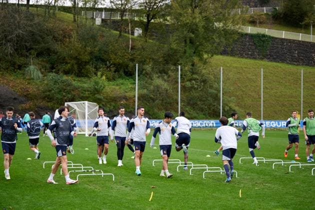 SOCCER - UEFA CL, Sociedad vs RBS SAN SEBASTIAN,SPAIN,28.NOV.23 - SOCCER - UEFA Champions League, group stage, Real Sociedad vs Red Bull Salzburg, preview, training Sociedad. Image shows the warm up of the team of Sociedad.  GEPAxpictures xDanielxFernandezxPerez