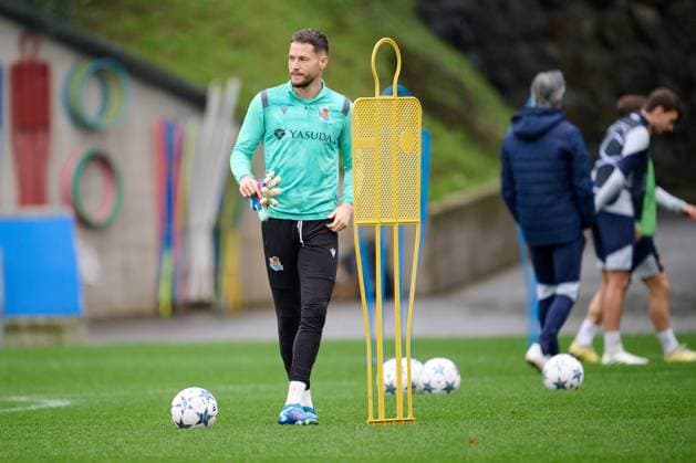 Fußball, CL, Real Sociedad San Sebastian Training SOCCER - UEFA CL, Sociedad vs RBS SAN SEBASTIAN,SPAIN,28.NOV.23 - SOCCER - UEFA Champions League, group stage, Real Sociedad vs Red Bull Salzburg, preview, training Sociedad. Image shows Alejandro Gargallo (Sociedad).  GEPAxpictures xDanielxFernandezxPerez