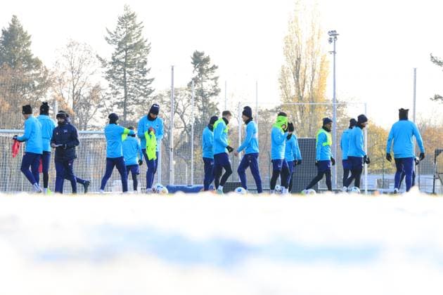 DEU, DFL, 2 FBL Hertha BSC, Training, 28 11 2023, Sportforum, Berlin, DEU, DFL, 2 FBL Hertha BSC, Training, im Bild Hertha Spielerkreis im Schnee DFL regulations prohibit any use of Photographs as image sequences and or quasi video Foto Juergen Engler nordphoto GmbH nordphotoxGmbHx xEngler nph00076