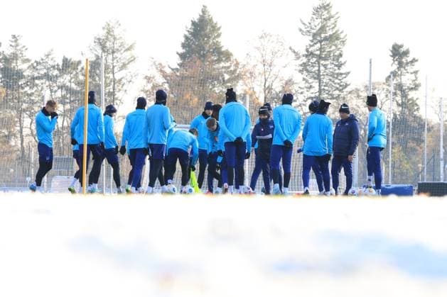 DEU, DFL, 2 FBL Hertha BSC, Training, 28 11 2023, Sportforum, Berlin, DEU, DFL, 2 FBL Hertha BSC, Training, im Bild Hertha Spielerkreis im Schnee DFL regulations prohibit any use of Photographs as image sequences and or quasi video Foto Juergen Engler nordphoto GmbH nordphotoxGmbHx xEngler nph00076