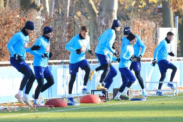 DEU, DFL, 2 FBL Hertha BSC, Training, 28 11 2023, Sportforum, Berlin, DEU, DFL, 2 FBL Hertha BSC, Training, im Bild Hertha Spielerkreis DFL regulations prohibit any use of Photographs as image sequences and or quasi video Foto Juergen Engler nordphoto GmbH nordphotoxGmbHx xEngler nph00076