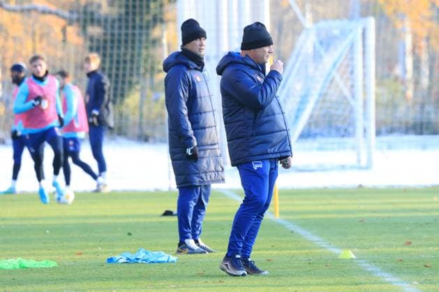 DEU, DFL, 2 FBL Hertha BSC, Training, 28 11 2023, Sportforum, Berlin, DEU, DFL, 2 FBL Hertha BSC, Training, in the picture Head Coach Pal Dardai Hertha BSC Berlin , Co Coach Tamas Bodog Hertha BSC Berlin DFL regulations prohibit any use of Photographs as image sequences and or quasi video Foto Juergen Engler nordphoto GmbH nordphotoxGmbHx xEngler nph00076