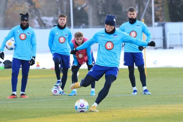 DEU, DFL, 2 FBL Hertha BSC, Training, 28 11 2023, Sportforum, Berlin, DEU, DFL, 2 FBL Hertha BSC, Training, im Bild 11m Training ,Fabian Reese Hertha BSC Berlin 11 DFL regulations prohibit any use of Photographs as image sequences and or quasi video Foto Juergen Engler nordphoto GmbH nordphotoxGmbHx xEngler nph00076