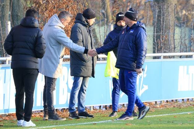 DEU, DFL, 2 FBL Hertha BSC, Training, 28 11 2023, Sportforum, Berlin, DEU, DFL, 2 FBL Hertha BSC, Training, im Bild Praesident Kay Bernstein Hertha BSC Berlin , Benjamin Weber Sportdirektor, Hertha BSC Berlin , Cheftrainer Pal Dardai Hertha BSC Berlin , Co Trainer Admir Hamzagic Hertha BSC Berlin DFL regulations prohibit any use of Photographs as image sequences and or quasi video Foto Juergen Engler nordphoto GmbH nordphotoxGmbHx xEngler nph00076