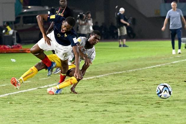 (231128) -- SURAKARTA, Nov. 28, 2023 -- Yvann Titi (L) of France competes during the semifinal match between France and Mali at FIFA U-17 World Cup Indonesia 2023 in Surakarta, Indonesia, Nov. 28, 2023. ) (SP)INDONESIA-SURAKARTA-FIFA U17, U 17 WORLD CUP-SEMIFINAL-FRA VS MLI AgungxKuncahyaxB. 