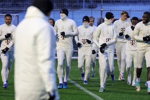 Team training in the snow, cold, cap, scarf, FC Bayern Muenchen, Harry Kane FC Bayern Muenchen, 09 with Dayot Upamecano FC Bayern Muenchen, 02 and Konrad Laimer FC Bayern Muenchen, 27 with Bouna Sarr FC Bayern Muenchen, 20 and Serge Gnabry FC Bayern Muenchen, 07 , Final training FC Bayern Muenchen, Football, UEFA Champions League, Preliminary round, Matchday 5, Season 23 24, 28 11 2023, Final training FC Bayern Muenchen, Football, UEFA Champions League, Preliminary round, Matchday 5, Season 23 24, 28 11 2023 Muenchen Copyright: xEibner-Pressefoto JennixMaulx EP_JML