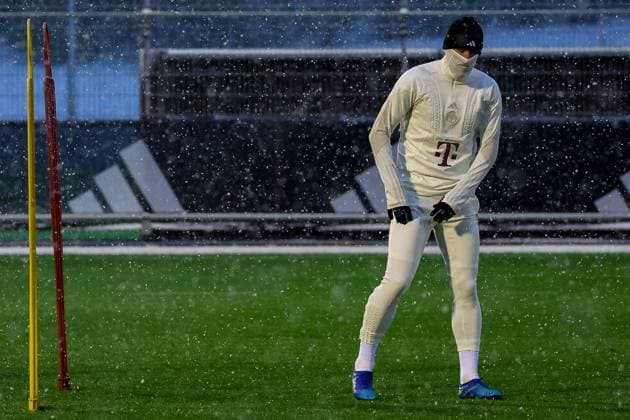 Harry Kane FC Bayern Muenchen, 09 training in the snow, wrapped up, cold, cap, scarf, final training FC Bayern Muenchen, football, UEFA Champions League, preliminary round, matchday 5, season 23 24, 28 11 2023, final training FC Bayern Muenchen, football, UEFA Champions League, preliminary round, matchday 5, season 23 24, 28 11 2023 Muenchen Copyright: xEibner-Pressefoto JennixMaulx EP_JML