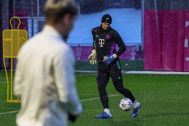 Manuel Neuer FC Bayern Muenchen, 01 training in the snow, cold, cap, scarf, final training FC Bayern Muenchen, football, UEFA Champions League, preliminary round, matchday 5, season 23 24, 28 11 2023, final training FC Bayern Muenchen, football, UEFA Champions League, preliminary round, matchday 5, season 23 24, 28 11 2023 Muenchen Copyright: xEibner-Pressefoto JennixMaulx EP_JML