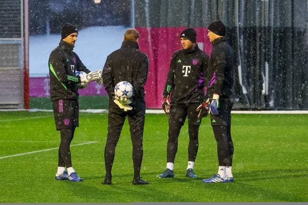 Goalkeeper Manuel Neuer FC Bayern Muenchen, 01 with Sven Ulreich FC Bayern Muenchen, 26 and Daniel Peretz FC Bayern Muenchen, 18 and goalkeeper coach training in the snow, cold, cap, scarf, final training FC Bayern Muenchen, football, UEFA Champions League, preliminary round, matchday 5, season 23 24, 28 11 2023, final training FC Bayern Muenchen, football, UEFA Champions League, preliminary round, matchday 5, season 23 24, 28 11 2023 Muenchen Copyright: xEibner-Pressefoto JennixMaulx EP_JML