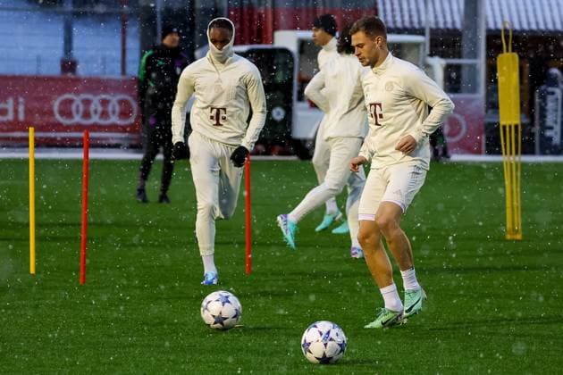 Joshua Kimmich FC Bayern Muenchen, 06 in shorts, with Mathys Tel FC Bayern Muenchen, 39 training in the snow, wrapped up, cold, cap, scarf, final training FC Bayern Muenchen, football, UEFA Champions League, preliminary round, matchday 5, season 23 24, 28 11 2023, final training FC Bayern Muenchen, football, UEFA Champions League, preliminary round, matchday 5, season 23 24, 28 11 2023 Muenchen Copyright: xEibner-Pressefoto JennixMaulx EP_JML