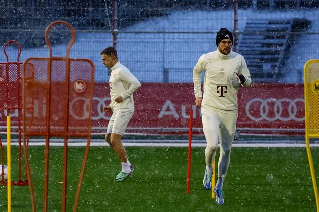 Leon Goretzka FC Bayern Muenchen, 08 with Joshua Kimmich FC Bayern Muenchen, 06 , training in the snow, wrapped up, cold, cap, scarf, final training FC Bayern Muenchen, football, UEFA Champions League, preliminary round, match day 5, season 23 24, 28 11 2023, final training FC Bayern Muenchen, football, UEFA Champions League, preliminary round, match day 5, season 23 24, 28 11 2023 Muenchen Copyright: xEibner-Pressefoto JennixMaulx EP_JML