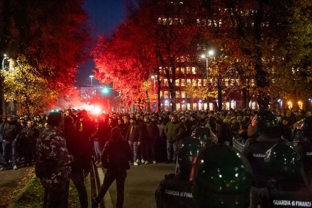 Foto Claudio Furlan LaPresse 28-11-2023 Milano, Italia - Corteo tifosi del Borussia Dortmund da Cadorna a San Siro per la partita di Champions League contro l& x2019; AC Milan November 28, 2023 Milan, Italy - Borussia Dortmund fan parade from Cadorna to San Siro for Champions League match against AC Milan  Copyright: xClaudioxFurlan LaPressex
