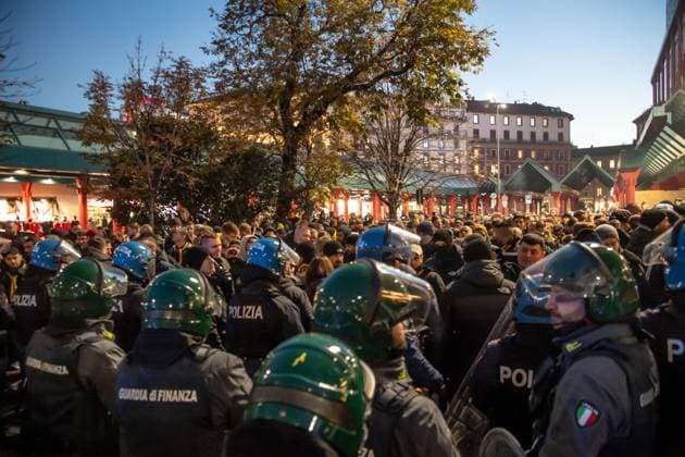 Foto Claudio Furlan LaPresse 28-11-2023 Milano, Italia - Corteo tifosi del Borussia Dortmund da Cadorna a San Siro per la partita di Champions League contro l& x2019; AC Milan November 28, 2023 Milan, Italy - Borussia Dortmund fan parade from Cadorna to San Siro for Champions League match against AC Milan  Copyright: xClaudioxFurlan LaPressex