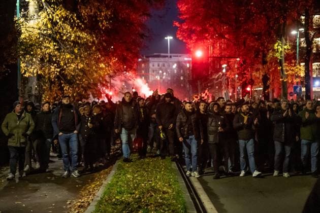 Sport Bilder des Tages Foto Claudio Furlan LaPresse 28-11-2023 Milano, Italia - Corteo tifosi del Borussia Dortmund da Cadorna a San Siro per la partita di Champions League contro l& x2019; AC Milan November 28, 2023 Milan, Italy - Borussia Dortmund fan parade from Cadorna to San Siro for Champions League match against AC Milan  Copyright: xClaudioxFurlan LaPressex