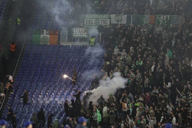 UEFA Champions League SS Lazio vs Celtic Football Club Smoke thrown by Lazio fans at Celtic fans during the UEFA Champions League match SS Lazio vs Celtic Football Club at Olimpico Stadium on November 28, 2023, in Rome. ABPH6971 Copyright: xAntonioxBalascox