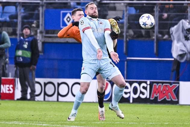 Shakhtar s Mykola Matviyenko and Antwerp s Vincent Janssen pictured in action during a soccer match between Ukrainian Shakthar Donetsk and Belgian Royal Antwerp FC, on Tuesday 28 November 2023 in Hamburg, Germany, on day five of the Champions League group stage, in group H. TOM GOYVAERTS TomxGoyvaerts  x81022297x