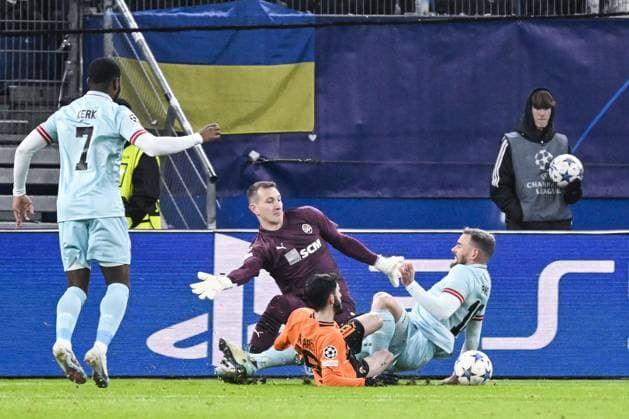 Shakhtar s goalkeeper Dmytro Riznyk and Antwerp s Vincent Janssen pictured in action during a soccer match between Ukrainian Shakthar Donetsk and Belgian Royal Antwerp FC, on Tuesday 28 November 2023 in Hamburg, Germany, on day five of the Champions League group stage, in group H. TOM GOYVAERTS TomxGoyvaerts  x81022383x