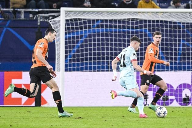 Shakhtar s Taras Stepanenko and Antwerp s Arbnor Muja pictured in action during a soccer match between Ukrainian Shakthar Donetsk and Belgian Royal Antwerp FC, on Tuesday 28 November 2023 in Hamburg, Germany, on day five of the Champions League group stage, in group H. TOM GOYVAERTS TomxGoyvaerts  x81022385x
