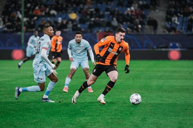 Soccer I Men I Season 2023 2024 I UEFA Champions League I Matchday 5 I Shakhtar Donetsk Royal Antwerp FC I 28 11 2023 Giorgi Gocholeishvili 13, Shakhtar Donetsk is put under pressure by Michel Balikwisha 10, Royal Antwerp FC Hamburg Volksparkstadion Hamburg Germany Copyright: xLobecax xHenningxRohlfsx