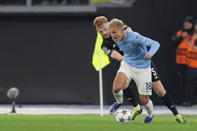 UEFA Champions League SS Lazio vs Celtic Football Club Lazio™s Danish midfielder Gustav Isaksen challenges for the ball with Celtic s defender Liam Scales during the UEFA Champions League match SS Lazio vs Celtic Football Club at Olimpico Stadium on November 28, 2023, in Rome. ABPH7609 Copyright: xAntonioxBalascox