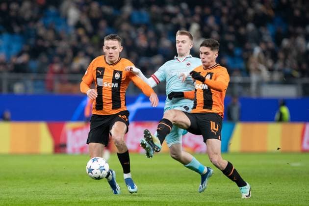 UEFA Champions League Shakhtar Royal Antwerp 28 11 2023 Danylo Sikan FC Shakhtar Donetsk, 14 , Heorhii Sudakov FC Shakhtar Donetsk, 10 in duel with Arthur Vermeeren Royal Antwerp, 48 UEFA Champions League Shakhtar Royal Antwerp Hamburg, Volksparkstadion, 28 11 2023 Copyright: xBEAUTIFULxSPORTS Buriakovx