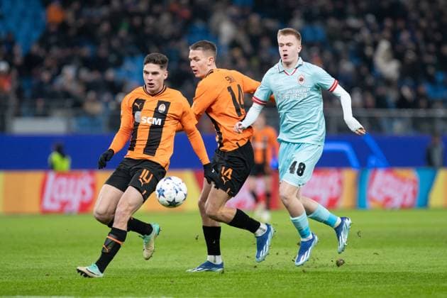 UEFA Champions League Shakhtar Royal Antwerp 28 11 2023 Danylo Sikan FC Shakhtar Donetsk, 14 , Heorhii Sudakov FC Shakhtar Donetsk, 10 in duel with Arthur Vermeeren Royal Antwerp, 48 UEFA Champions League Shakhtar Royal Antwerp Hamburg, Volksparkstadion, 28 11 2023 Copyright: xBEAUTIFULxSPORTS Buriakovx