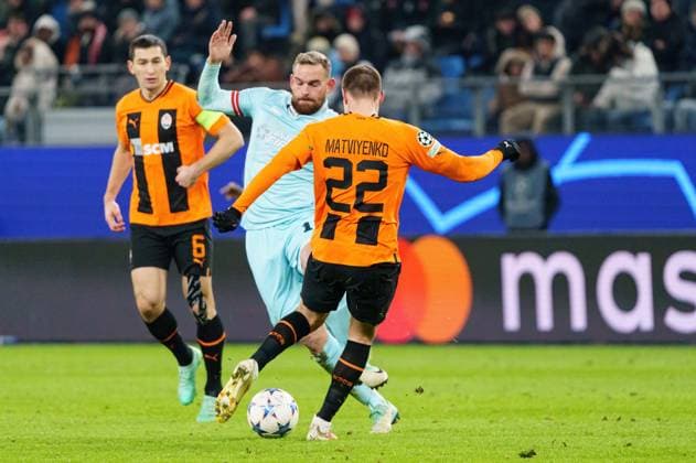 Vincent Janssen Royal Antwerp FC, 18 , Mykola Matvienko Shakhtar Donetsk, 22 GER, Shakhtar Donetsk vs Royal Antwerp FC, Football, Champions League, Group H, Matchday 5, 2023 2024 season, 28 11 2023 GER, Shakhtar Donetsk vs Royal Antwerp FC, Football, Champions League, Group H, Matchday 5, 2023 2024 season, 28 11 2023 Hamburg Copyright: xEibner-Pressefoto MarcelxvonxFehrnx EP_MFN