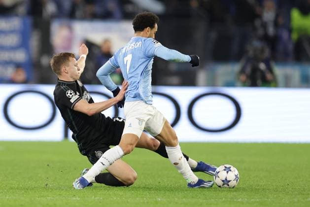 UEFA Champions League SS Lazio vs Celtic Football Club Celtic s defender Alistair Johnston challenges for the ball with Lazio s Brazilian forward Felipe Anderson during the UEFA Champions League match SS Lazio vs Celtic Football Club at Olimpico Stadium on November 28, 2023, in Rome. ABPH7839 Copyright: xAntonioxBalascox