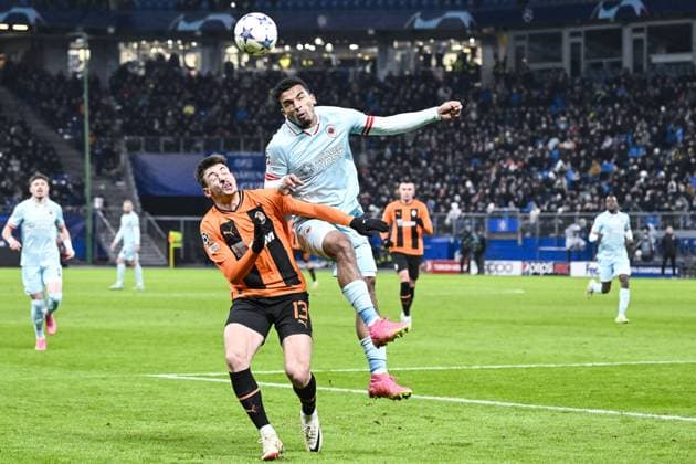 Shakhtar s Giorgi Gocholeishvili and Antwerp s Owen Wijndal pictured in action during a soccer match between Ukrainian Shakthar Donetsk and Belgian Royal Antwerp FC, on Tuesday 28 November 2023 in Hamburg, Germany, on day five of the Champions League group stage, in group H. TOM GOYVAERTS TomxGoyvaerts  x81024097x