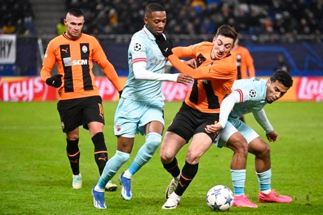 Shakhtar Donetsk v Royal Antwerp FC - UEFA Champions League HAMBURG, GERMANY - NOVEMBER 28 : Giorgi Gocholeishvili defender of Shakhtar Donetsk, Balikwisha Michel-Ange forward of Antwerp FC and Wijndal Owen defender of Antwerp FC during the UEFA Champions League group H match between Shakhtar Donetsk and Royal Antwerp FC on November 28, 2023 in Hamburg, Germany, 28 11 2023 Hamburg Germany  Copyright: xPeterxDexVoechtx