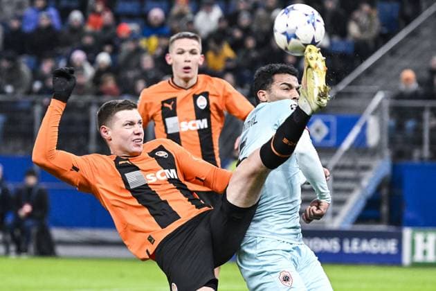 Shakhtar s Mykola Matviyenko and Antwerp s Owen Wijndal pictured in action during a soccer match between Ukrainian Shakthar Donetsk and Belgian Royal Antwerp FC, on Tuesday 28 November 2023 in Hamburg, Germany, on day five of the Champions League group stage, in group H. TOM GOYVAERTS TomxGoyvaerts  x81025819x