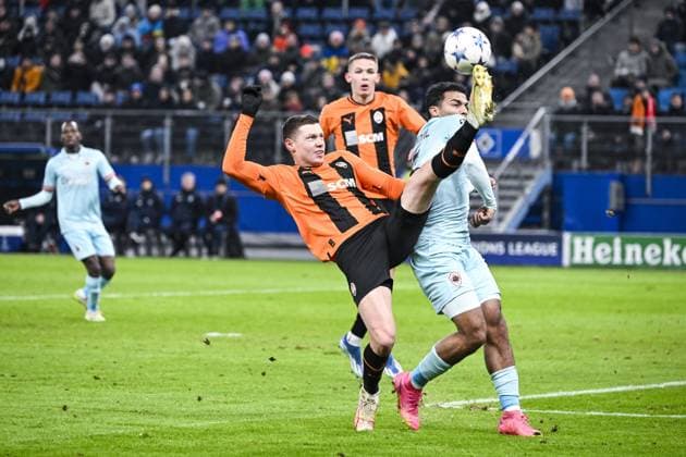 Shakhtar s Mykola Matviyenko and Antwerp s Owen Wijndal pictured in action during a soccer match between Ukrainian Shakthar Donetsk and Belgian Royal Antwerp FC, on Tuesday 28 November 2023 in Hamburg, Germany, on day five of the Champions League group stage, in group H. TOM GOYVAERTS TomxGoyvaerts  x81025834x