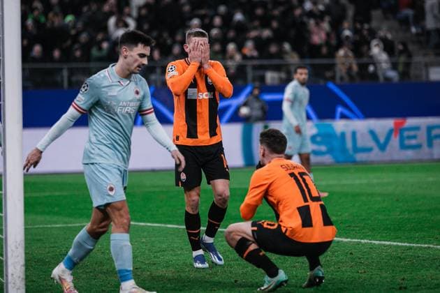 Soccer I Men I 2023 2024 season I UEFA Champions League I Matchday 5 I Shakhtar Donetsk Royal Antwerp FC I 28 11 2023 Danylo Sikan 14, Shakhtar Donetsk and Georgiy Sudakov 10, Shakhtar Donetsk disappointed at missed goal chance Hamburg Volksparkstadion Hamburg Germany Copyright: xLobecax xHenningxRohlfsx