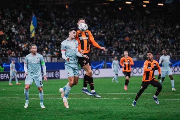 Soccer I Men I Season 2023 2024 I UEFA Champions League I Matchday 5 I Shakhtar Donetsk Royal Antwerp FC I 28 11 2023 Danylo Sikan 14, Shakhtar Donetsk and Jelle Bataille 34, Royal Antwerp FC go up for the clash Hamburg Volksparkstadion Hamburg Germany Copyright: xLobecax xHenningxRohlfsx