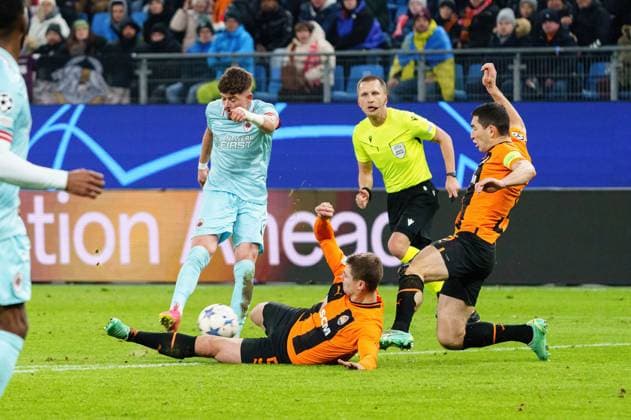 Goal kick goal chance Arbnor Muja Royal Antwerp FC, 11 , Valeriy Bondar Shakhtar Donetsk, 05 and Taras Stepanenko Shakhtar Donetsk, 06 block GER, Shakhtar Donetsk vs Royal Antwerp FC, Football, Champions League, Group H, Matchday 5, Season 2023 2024, 28 11 2023 GER, Shakhtar Donetsk vs Royal Antwerp FC, Football, Champions League, Group H, Matchday 5, Season 2023 2024, 28 11 2023 Hamburg Copyright: xEibner-Pressefoto MarcelxvonxFehrnx EP_MFN