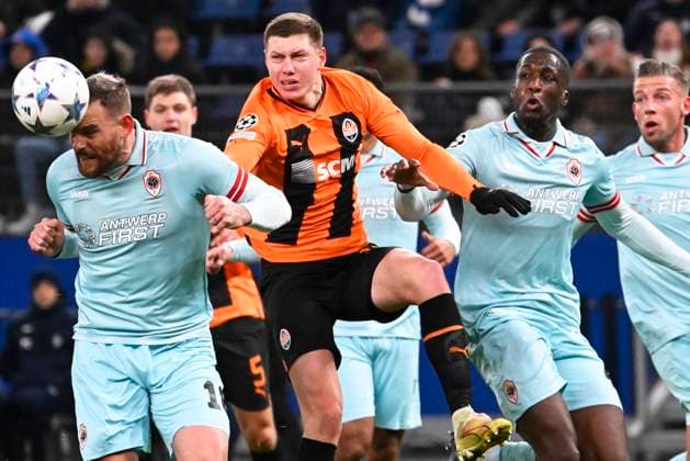 Shakhtar Donetsk v Royal Antwerp FC - UEFA Champions League HAMBURG, GERMANY - NOVEMBER 28 : Mykola Matviyenko defender of Shakhtar Donetsk battles for the ball with Coulibaly Soumaila defender of Antwerp FC and Janssen Vincent forward of Antwerp FC during the UEFA Champions League group H match between Shakhtar Donetsk and Royal Antwerp FC on November 28, 2023 in Hamburg, Germany, 28 11 2023 Hamburg Germany  Copyright: xPeterxDexVoechtx