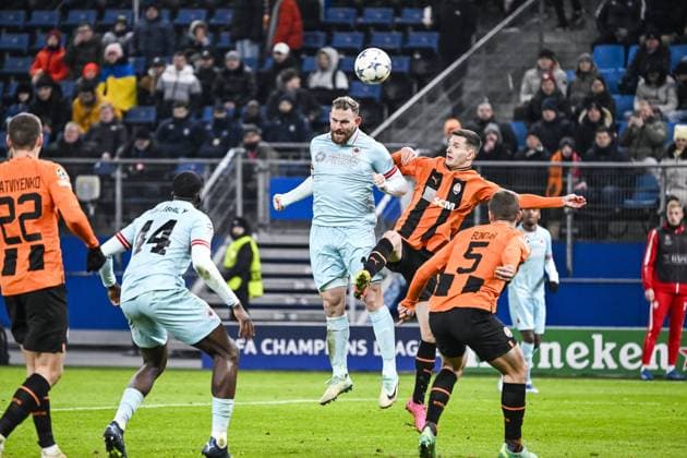 Antwerp s Vincent Janssen and Shakhtar s Dmytro Kryskiv pictured in action during a soccer match between Ukrainian Shakthar Donetsk and Belgian Royal Antwerp FC, on Tuesday 28 November 2023 in Hamburg, Germany, on day five of the Champions League group stage, in group H. TOM GOYVAERTS TomxGoyvaerts  x81026844x